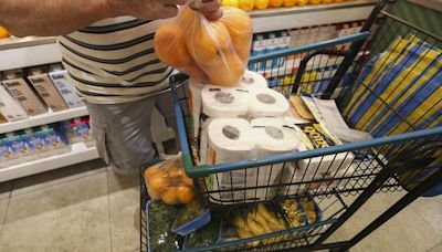 Supermercados racionam venda de arroz, feijão, leite e óleo de soja por causa de enchente no RS