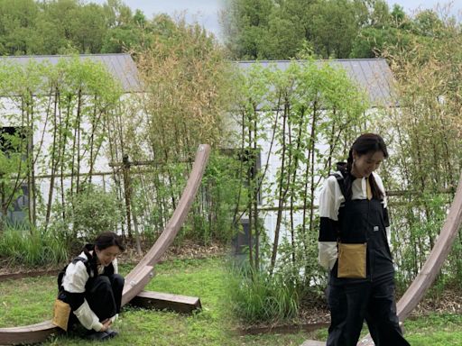 孫藝真絕美「雙麻花辮」尋找幸運草 夢幻聯動《淚之女王》