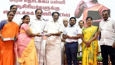 2,083 primary, middle school teachers in Virudhunagar district get tablets