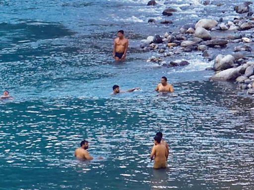 Despite admn warning, tourists risk lives by venturing close to Beas in Kullu, Mandi