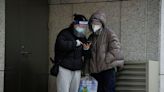 Se forman filas en clínicas para medir fiebre mientras China lucha contra aumento del COVID