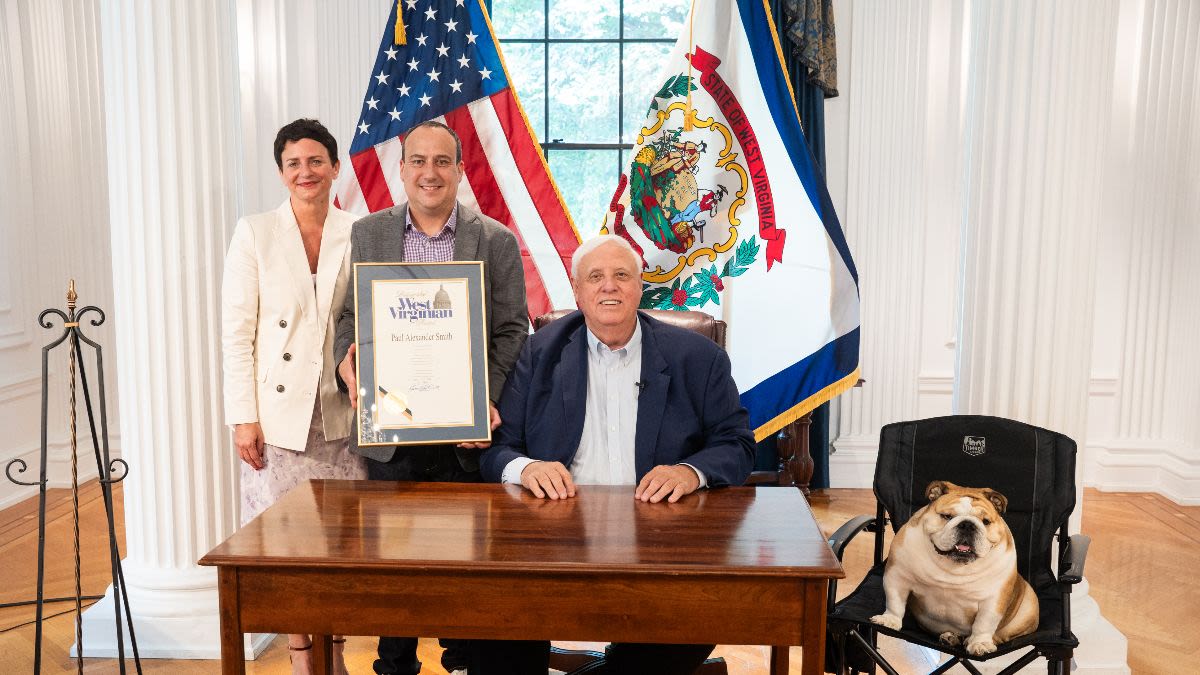 Gov. Jim Justice presents Chef Paul Smith with Distinguished West Virginian Award - WV MetroNews