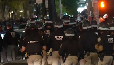 Un gran número de policías de la Ciudad de Nueva York entraron al campus de la Universidad de Columbia