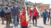 Personas van de rodillas y con enormes cruces al Santuario de Chalma