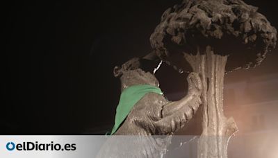 Un grupo de activistas proaborto llena de pañuelos verdes una treintena de estatuas en Madrid