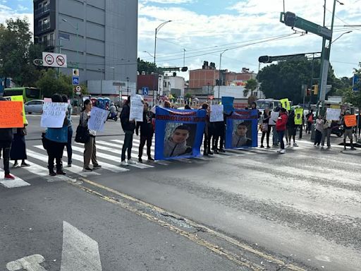 Bloquean Eje Central familiares y amigos de Luis Andrés