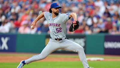 Lopez ejected, throws glove into stands; Mets fall