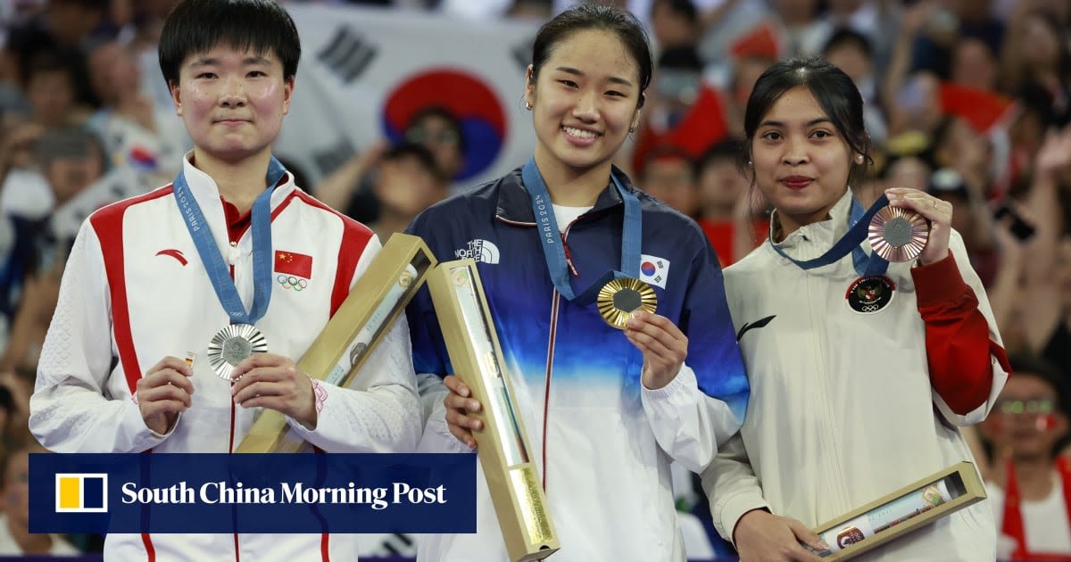 China’s He praised for holding Spanish flag on podium in injured opponent’s honour