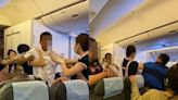 長榮航班乘客飛行中鬥毆！超勇空姐「2後1前架住暴走男」 本尊發聲曝始末「被撞到很痛」-風傳媒