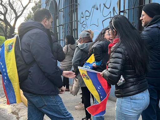 Cómo fue la vigilia de decenas de venezolanos en la embajada en Buenos Aires antes del inicio de la votación