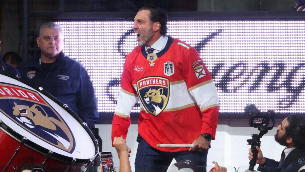 LOOK: Hall of Fame goaltender Roberto Luongo suits up for men's league hockey game