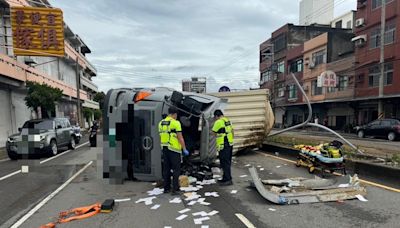 竹市西濱聯結車翻覆 駕駛意識模糊送醫 (圖)