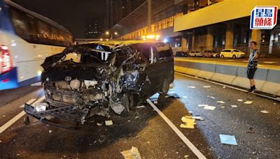 吐露港公路運報車故障停下 尾隨貨Van撞及 兩司機受傷