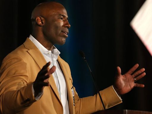 United Airlines says flight attendant in Terrell Davis incident is no longer employed and NFL legend’s ‘no fly’ ban is lifted