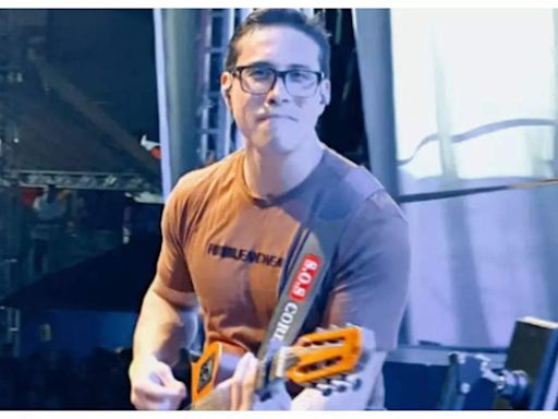 Brazilian singer Ayres Sasaki passes away in FREAK ACCIDENT; gets electrocuted onstage after hugging wet fan | - Times of India