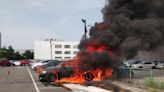 BMW停車場內成火球 後方小客車遭波及