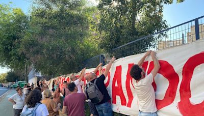 Cacerolada en el Colegio Valdés Leal de Sevilla por la segunda paralización de las obras del comedor