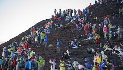 富士山登山管制上路一週，通宵攻頂登山客銳減9成，但仍有數起死亡 - TNL The News Lens 關鍵評論網