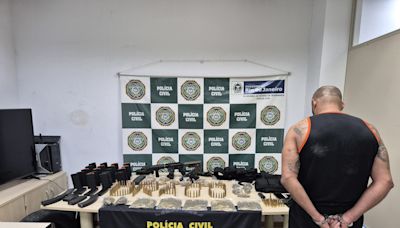 Polícia prende suspeito de atuar na milícia de Juninho Varão e localiza imóvel com fuzil, farta munição e uniformes