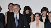 La reina Letizia hace un guiño a Leonor y actualiza su traje blanco con unos misteriosos pendientes de diamantes