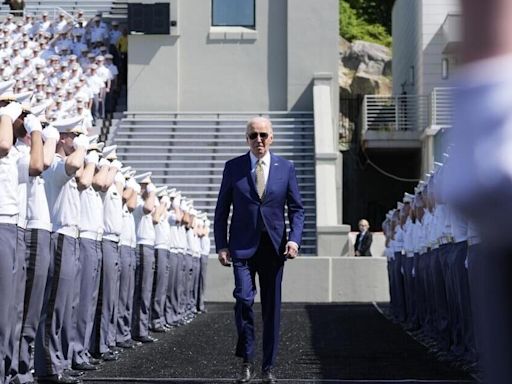Biden recuerda a estudiantes militares que deben afrontar amenazas "como nunca antes"