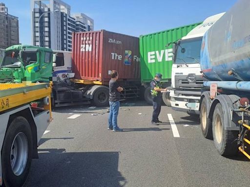 國1南下高雄建國段4大車事故 疑駕駛未保持安全車距釀禍受傷 - 社會