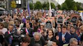 Multitudinaria manifestación en Francia tras la violación grupal a una menor judía: “Unos monstruos hicieron esto”