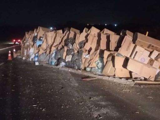 Carreta dos Correios que levava doações ao RS tomba em rodovia de SP