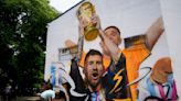 Esquina de Buenos Aires muestra a Messi con Copa del Mundo