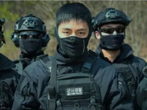韓網熱門／BTS V「穿戰服舉槍」眼神超殺：以為《太陽的後裔》！