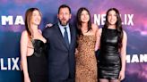 Adam Sandler cuenta cómo es trabajar con sus hijas adolescentes: Sadie, de 17, y Sunny, de 15