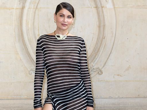 En marinière et espadrilles compensées, Laetitia Casta dévoile le look le plus chic de l’été