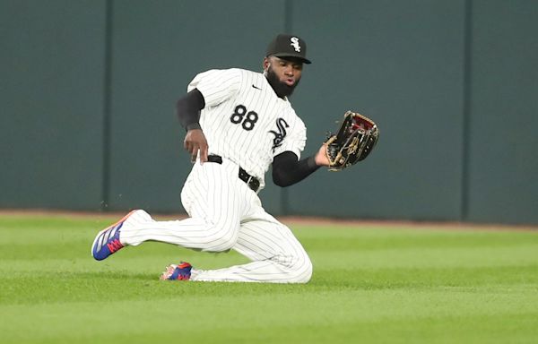 Column: Record-setting loss doesn’t dissuade Luis Robert Jr. from wanting to stay with the Chicago White Sox