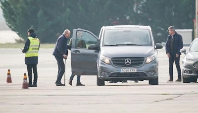 Felipe VI y Juan Carlos I se saludan en el aeropuerto de Foronda al coincidir sus aviones