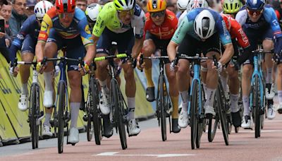 El ciclista danés Mads Pedersen firma la victoria en primera etapa del Dauphiné