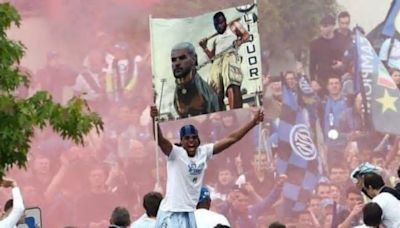 Dumfries se acordó de Theo Hernández durante la celebración del Scudetto: mostró una pancarta contra el francés