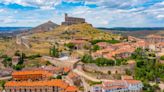 El pueblo donde se rodó la serie ‘Entre Tierras’ que arrasa en Netflix: tiene uno de los castillos más bonitos de España