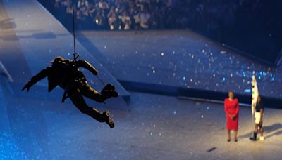 Tom Cruise protagoniza un cierre espectacular en París al recibir la bandera olímpica para Los Ángeles 2028