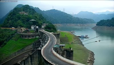 石門水庫下雨了！ 一早千人「線上祈雨」：鏡頭君可以洗澡啦