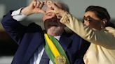 Lula da Silva recebe faixa das mãos do povo