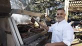 Christian Petersen hace 2500 choripanes y 1000 sándwiches de carne por día en la Exposición Rural