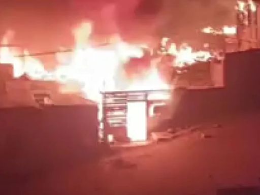Incendio en asentamiento humano Kenji Fujimori consume al menos 10 viviendas