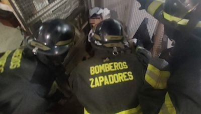 Bomberos zapadores rescataron a un joven tras la caída de un montacargas