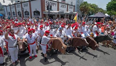 Sanfermines en Florida: un centenar de dobles de Hemingway trasladan la fiesta al otro lado del charco