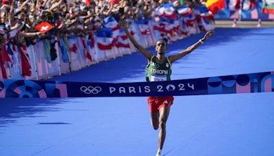 JO 2024: l'Éthiopien Tamirat Tola remporte le marathon de Paris et bat le record olympique