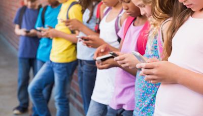 Lathan proposes tweaks to SPS student cellphone rules. Some on school board want more