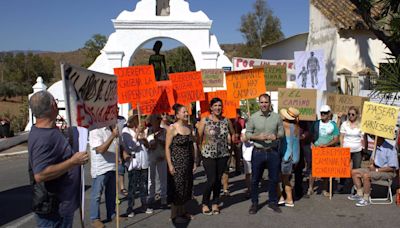 IU apoya a movilización de vecinos de Junta de los Caminos para dar solución a conexión con Puerto de la Torre (Málaga)