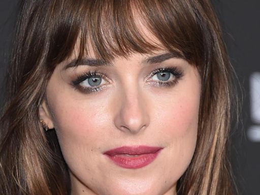 Dakota Johnson y su escote hasta el ombligo se llevan todos los 'flashes' en Nueva York