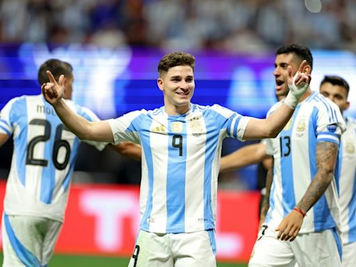 Julián Álvarez o Lautaro Martínez, "remake" de la historia Batistuta-Crespo