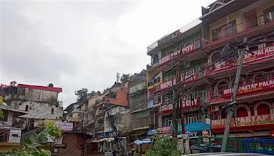 Haphazard wires hanging in Mandi